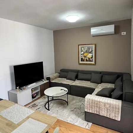 Apartamento Cozy 2 Bedroom In Myslym Shyri