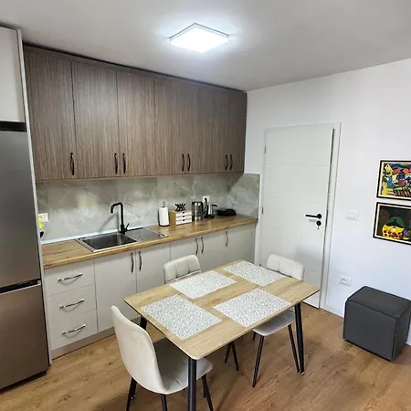 Cozy 2 Bedroom In Myslym Shyri Apartamento