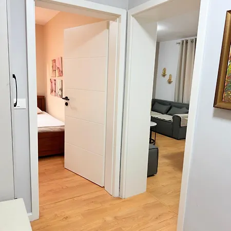 Cozy 2 Bedroom In Myslym Shyri Διαμέρισμα